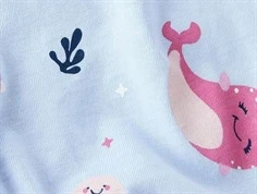 Print af pink hvaler og andre havmotiver på lyseblå jersey shorts fra Name it 113215112 chambray blue whales